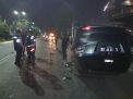 Tabrak Trotoar, Mobil Honda Jazz Terbalik di Surabaya