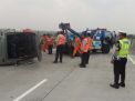 Mobil Isuzu Elf Terguling di Tol Sumo, 13 Penumpang Terluka