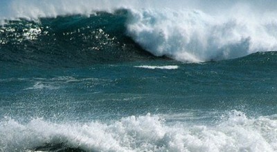 Waspada Lur! Gelombang Tinggi Hantam Perairan Selatan Jatim