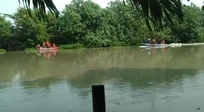 Perahu Tambang Berpenumpang 10 Orang di Surabaya Terbalik