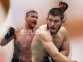 Sujud dan Tangisan Khabib Usai Menang Bertarung Lawan Gaethje
