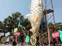 Soroti Limbah Popok Cemari Sungai Brantas, Ikan Raksasa Dibawa Demo
