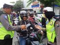 Polisi di Jombang Sosialisasi Larangan Merokok saat Berkendara