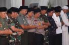 Jatim Damai, Kapolri dan Panglima TNI serta Gubernur Salat Berjamaah