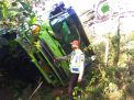 Tak Kuat Menanjak, Truk Bermuatan Pasir Terguling di Ponorogo