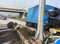 Kecelakaan di Tol Sumo, Truk Boks Tabrak Rambu Lalu Lintas