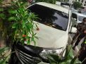 Daihatsu Xenia Naik Trotoar dan Tabrak Pohon di Depan Pasar Atom