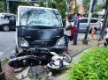 Foto: Kecelakaan di Surabaya, Sepeda Motor Vs Mobil Tata