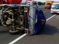 Pikap Bermuatan Ikan Asin Terguling di Tol Sidoarjo