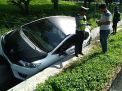 Kecelakaan di Tol Menanggal, Honda Jazz Terperosok ke Parit