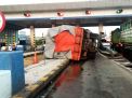 Rem Blong, Truk Bermuatan Karton Terguling di Gerbang Tol Tandes