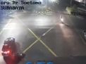 Terobos Lampu Merah, Biker ini Tabrak Mobil hingga Terpental Jauh