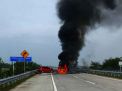 Diseruduk Honda Jazz, Mobil Pikap Terbakar di Tol Jombang-Mojokerto