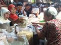 Blusukan Pasar Tradisional, Cagub Khofifah Ngobrol dengan Bakul Ketan