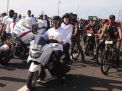 Khofifah Bonceng Arumi Naik Motor di Millenial Road Safety Festival