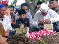 Isak Tangis Keluarga di Pemakaman Korban Mobil Tercebur di Tulungagung