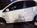 Honda Brio Tabrak Taman Pembatas Jalan
