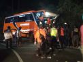 Bus Peziarah Asal Surabaya Tabrak Tebing di Magetan, 2 Tewas