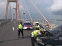 Ban Pecah, Toyota Kijang Tabrak Guardrail Jembatan Suramadu