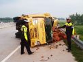 Truk Bermuatan Kentang Terguling di Tol Ngawi