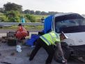 Pecah Ban, Pikap Tabrak Pembatas Jalan Tol Madiun Nganjuk