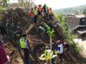 6 Rumah  dan 1 Masjid di Magetan Terancam Longsoran Tebing