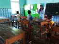 Foto: Bocah-bocah ini Belajar di Ruang Kelas Penuh Lumpur