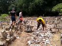 Polisi Kawal Pembongkaran Massal Kijing Makam di Ponorogo