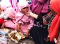 Foto: Lucunya Santri Cilik Makan Ikan Bareng Menteri Susi 