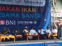 Ribuan Santri Ponpes Darussalam Banyuwangi Makan Ikan Bareng Bu Susi