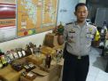 Polisi Gerebek Penjual Miras Berkedok Toko Jamu di Malang