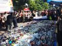 Cipta Kondisi, Polisi Musnahkan Ribuan Botol Miras di Blitar