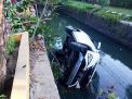 Hindari Pemotor, Daihatsu Terios Malah Nyebur Sungai