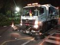 Truk Penyapu Jalan Bersihkan Sisa Sampah Malam Tahun Baru di Surabaya