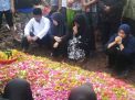 Anak Tewas Kecelakaan, Bupati Mojokerto Nonaktif MKP Hadiri Pemakaman