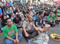 Asyiik, Polisi Berbaur dengan Bonek Nobar Persebaya vs Arema