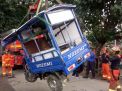 Hindari Truk, Motor Roda Tiga Nozomi Tercebur Sungai
