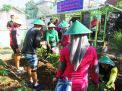 Begini Keseruan Anggota TNI-Polri Bercocok Tanam di Pacitan