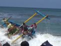 Dihantam Ombak, Perahu Pembawa Larung Sesaji di Blitar Nyaris Terbalik
