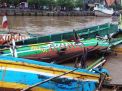 Sungai Gembong Meluap, Puluhan Perahu Parkir di Pasuruan Bertabrakan