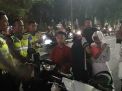 Rayakan Tahun Baru di Surabaya, Dua "Hantu Pocong" Ditilang Polisi