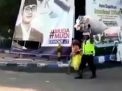 Viral, Polisi Seberangkan Pemulung dan Usung Rongsokan