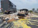 Pikap Tabrak Barrier Tol Gempas, 2 Orang Luka dan Muatan Telur Tumpah