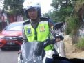 Bonceng Wisatawan yang Berjalan Kaki, Polisi ini Tuai Pujian