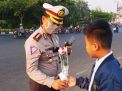 Viral, Dua Bocah Pelajar Tiba-tiba Beri Bunga ke Polisi Lalu Lintas