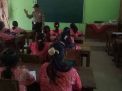 Ditinggal Guru Istighosah, Polisi Bantu Mengajar