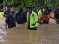 Terobos Banjir, Kapolres Trenggalek Tolong Warga