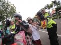 Bingkisan Simpatik Ala Polisi Cantik di Surabaya