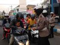 Begini Cara Polisi Bagi Takjil Pada Pengendara