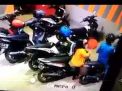 Viral, Diduga Satu Keluarga Kompak Mencuri Helm di Surabaya